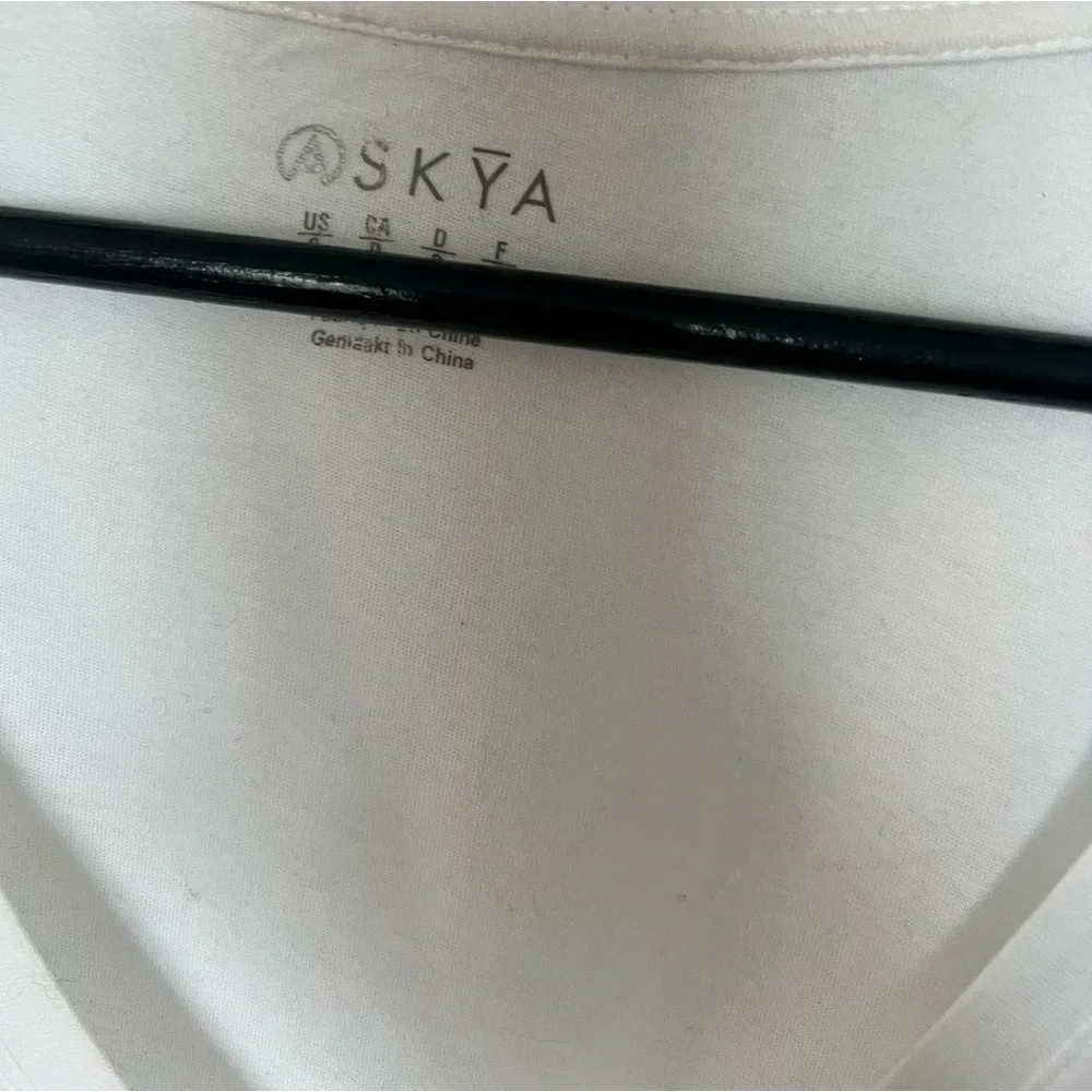 Askya women’s white t-shirt